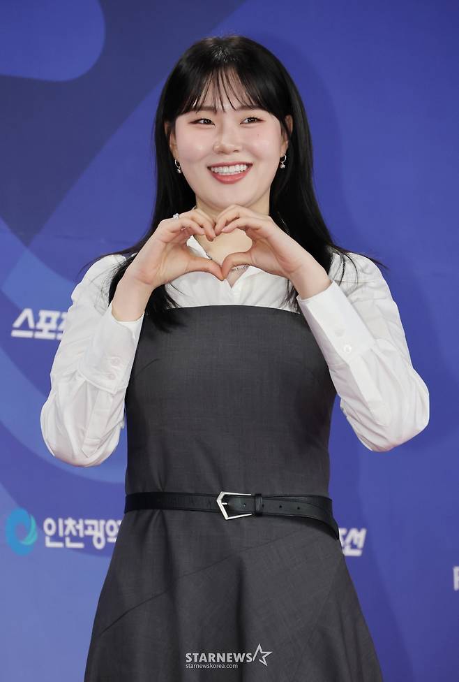 엄지윤 '사랑스런 손하트'[★포토]