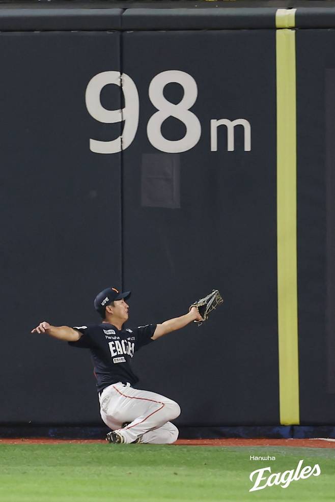 한화 우익수 이원석이 18일 수원 KT전 6회말 황재균의 타구를 슬라이딩 캐치로 처리했다. /사진=한화 이글스 제공