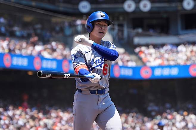 미국 스포츠 전문 매체 '스포츠일러스트레이티드'는 17일 ESPN LA 팟캐스트 방송 내용을 인용해 다저스와 가디언스의 트레이드 시나리오를 보도했다. 이들이 주목한 선수는 가디언스의 마무리 투수 엠마누엘 클라세와 외야수 스티븐 콴이다. 매체는 다저스가 먼저 좌완 저스틴 로블레스키, 우완 벤 카스파리우스, 유망주 외야수 조수에 데 파울라, 그리고 추가 유망주를 묶어 두 선수 데려올 수 있다고 전망했다. 그 정도 조건으로는 부족하다는 의견도 있었다. 다저스가 포수 달튼 러싱, 재활 중인 우완 투수 더스틴 메이, 그리고 김혜성까지 추가해야 거래가 성사될 가능성이 있다고 바라보기도 했다. 연합뉴스