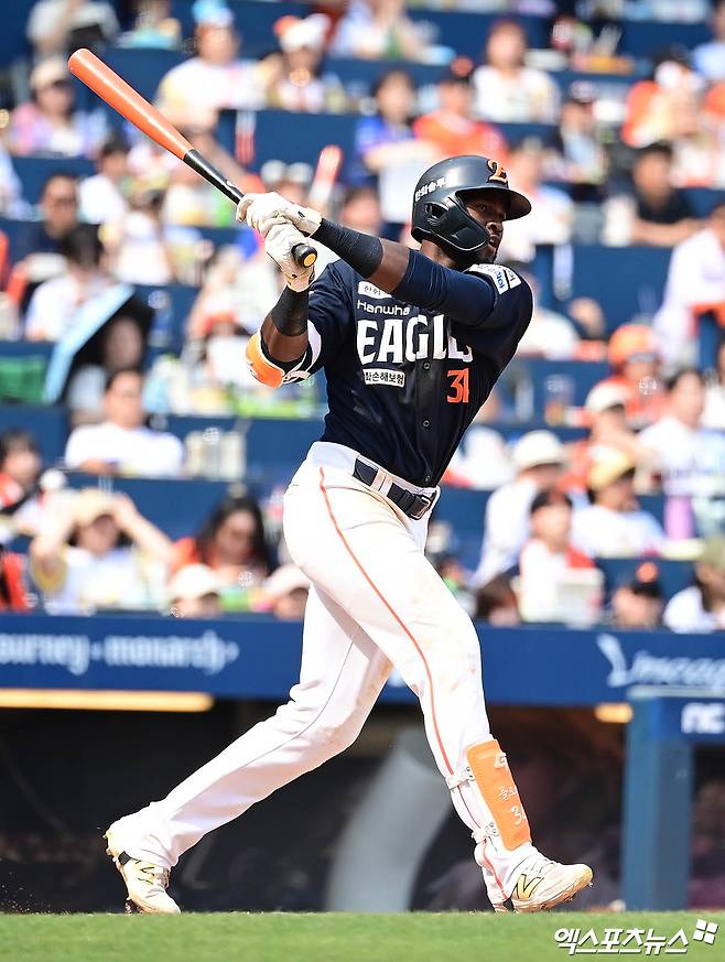 한화 이글스 외인 타자 에스테반 플로리얼이 올해 정규시즌 경기에 출전해 타격하고 있다. 엑스포츠뉴스 DB