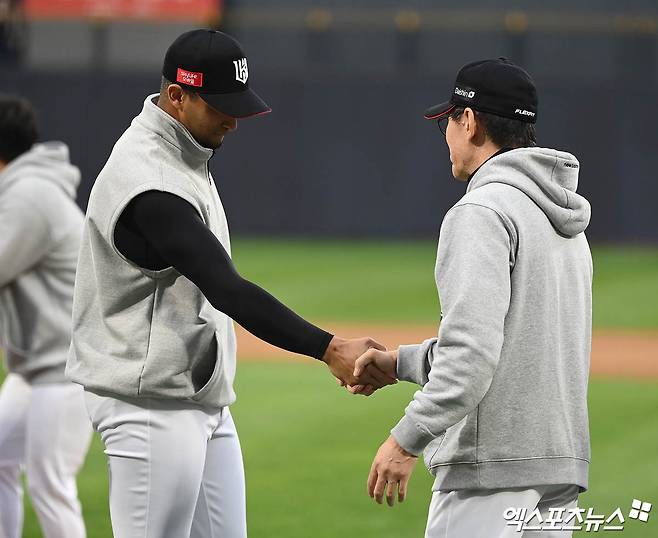 KT 위즈 선발투수 윌리엄 쿠에바스와 이강철 감독이 2023년 포스트시즌 경기에서 승리한 뒤 악수하고 있다. 엑스포츠뉴스 DB
