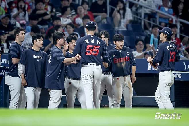 롯데 자이언츠의 '아픈 손가락' 윤성빈이 17일 잠실야구장에서 열릴 예정이었던 2025 신한 SOL Bank KBO리그 LG 트윈스와 원정경기를 앞두고 1군 엔트리에 등록됐다. 김태형 롯데 감독은 이날 '윤성빈은 볼넷을 줄 수도 있지만, 구위로 삼진을 잡을 수 있다. 특정한 상황이 되면 한 번 써보고 다시 체크를 해볼 예정'이라며 콜업 이유를 설명했다. 롯데 자이언츠