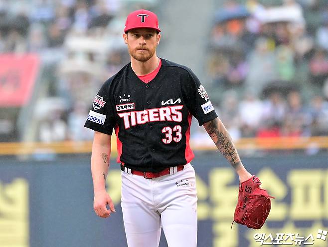 19일 오후 서울 송파구 잠실야구장에서 열린 '2025 신한 SOL Bank KBO리그' KIA 타이거즈와 두산 베어스의 경기, 4회말 수비를 마친 KIA 올러가 더그아웃으로 향하고 있다. 엑스포츠뉴스 DB