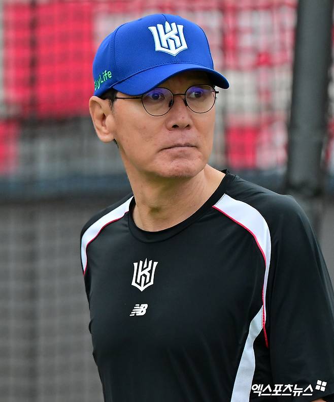 KT 위즈 이강철 감독이 17일 수원 KT위즈파크에서 그라운드를 바라보고 있다. 수원, 김한준 기자