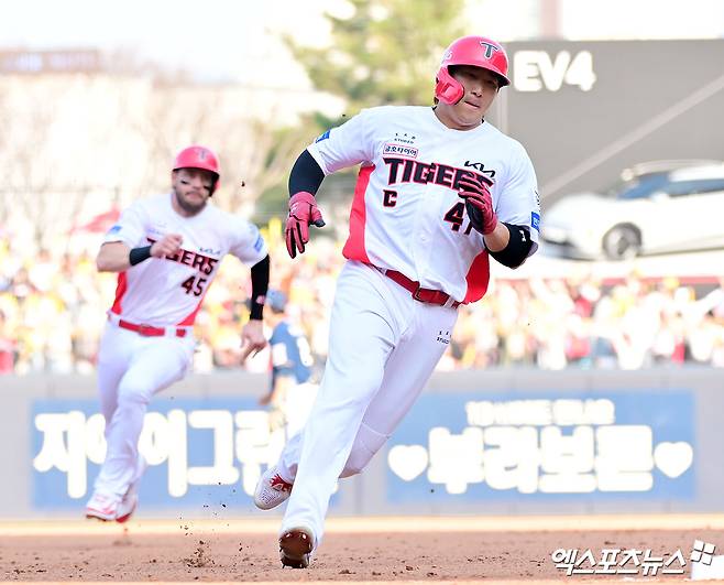 22일 오후 광주기아챔피언스필드에서 열린 '2025 신한 SOL Bank KBO리그' NC 다이노스와 KIA 타이거즈의 개막전 경기, 8회말 1사 만루 KIA 위즈덤과 나성범이 최형우의 2타점 2루타때 질주하고 있다. 엑스포츠뉴스 DB