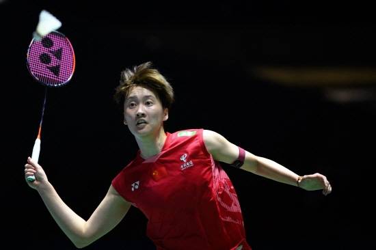 배드민턴 여자 단식 세계 1위 안세영이 세계배드민턴연맹(BWF) 월드투어 슈퍼 750 일본오픈에서 자신의 최대 라이벌 중국의 천위페이(5위)에 복수극을 펼치고 준결승에 올랐다. 안세영은 18일 일본 도쿄의 도쿄 메트로폴리탄 체육관에서 열린 대회 나흘 째 여자단식 8강에서 천위페이를 43분 만에 게임스코어 2-0(21-16 21-9)으로 완파했다. 경기 도중 천위페이가 리시브를 하고 있다. 연합뉴스