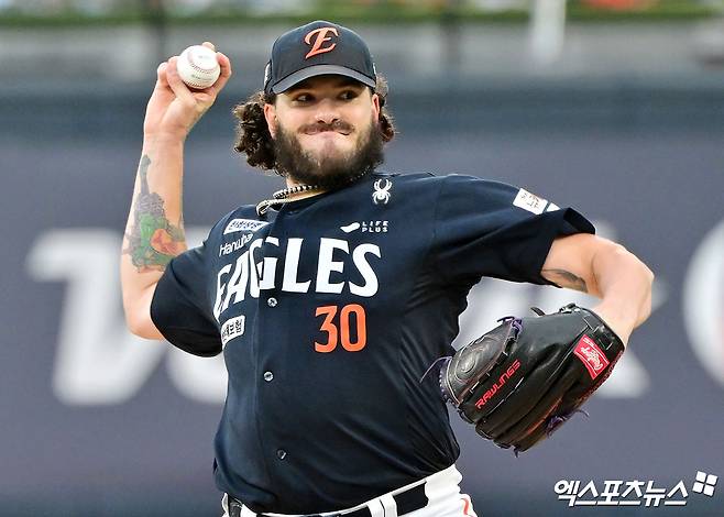 18일 오후 수원KT위즈파크에서 열린 '2025 신한 SOL Bank KBO리그' 한화 이글스와 KT 위즈의 경기, 1회말 한화 선발투수 폰세가 공을 힘차게 던지고 있다. 수원, 김한준 기자