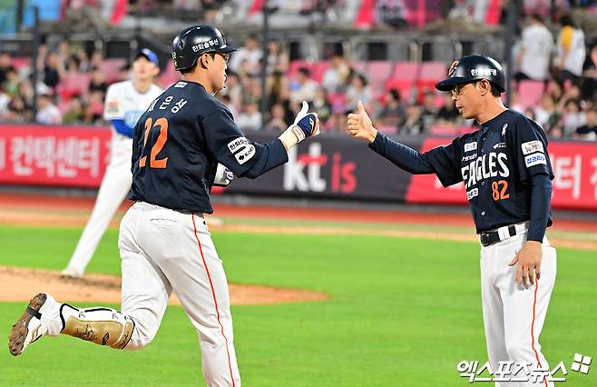 18일 오후 수원KT위즈파크에서 열린 '2025 신한 SOL Bank KBO리그' 한화 이글스와 KT 위즈의 경기, 5회초 2사 1루 한화 채은성이 투런 홈런을 날린 후 그라운드를 돌고 있다. 수원, 김한준 기자