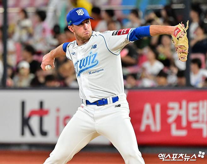 18일 오후 수원KT위즈파크에서 열린 '2025 신한 SOL Bank KBO리그' 한화 이글스와 KT 위즈의 경기, 7회초 KT 패트릭이 공을 힘차게 던지고 있다. 수원, 김한준 기자
