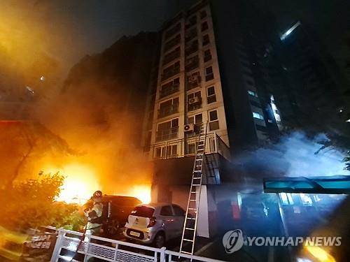 불길 치솟는 광명 아파트 (광명=연합뉴스) 17일 오후 경기 광명시 소하동 한 아파트 주차장에서 불이 나 3명이 심정지 상태로 병원에 옮겨졌다. 사진은 불이 난 아파트. 2025.7.17 [경기도소방재난본부 제공. 재판매 및 DB 금지]