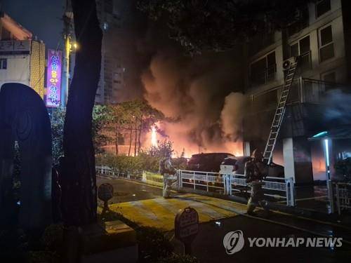 광명 아파트 화재로 3명 심정지 (광명=연합뉴스) 17일 오후 경기 광명시 소하동 한 아파트 1층 필로티 주차장에서 불이 나 3명이 심정지 상태로 병원에 옮겨졌다. 사진은 불이 난 아파트. 2025.7.17 [독자 조기윤씨 제공. 재판매 및 DB 금지]