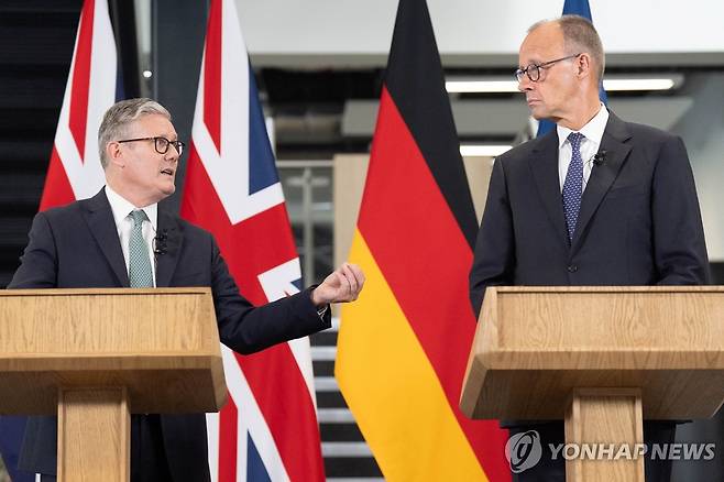 스타머 총리와 메르츠 총리 [로이터 연합뉴스]