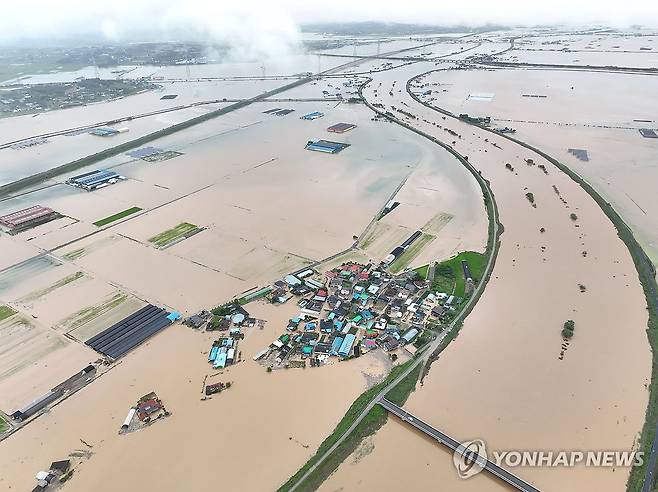 섬이 되어버린 마을 (예산=연합뉴스) 류영석 기자 =  17일 충남 예산군 삽교읍 용동3리 일대 마을이 폭우로 침수돼 있다. 2025.7.17 ondol@yna.co.kr