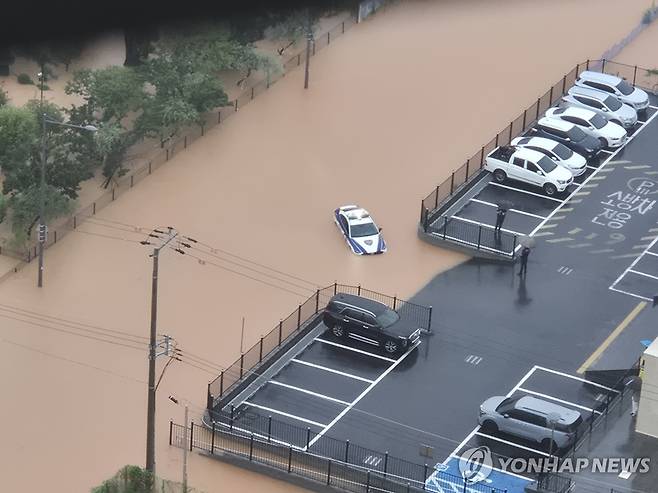 폭우에 잠긴 승용차 (광주=연합뉴스) 광주 전역에 극한 호우가 쏟아진 17일 오후 광주 북구 신용동 일대 도로가 침수돼 차량들이 물에 잠겨 있다. 2025.7.17 [독자 제공. 재판매 및 DB 금지] areum@yna.co.kr