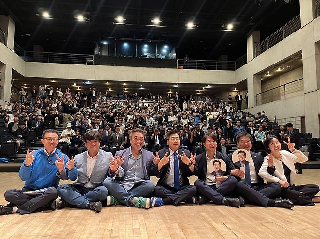 대전 토크콘서트 후 기념사진 촬영하는 박찬대 당 대표 후보  (서울=연합뉴스) 김정진 기자 = 더불어민주당 박찬대 당 대표 후보가 16일 대전대 혜화문화관에서 당원들과 토크 콘서트를 가진 뒤 기념사진을 촬영하고 있다. 2025.7.16 stopn@yna.co.kr