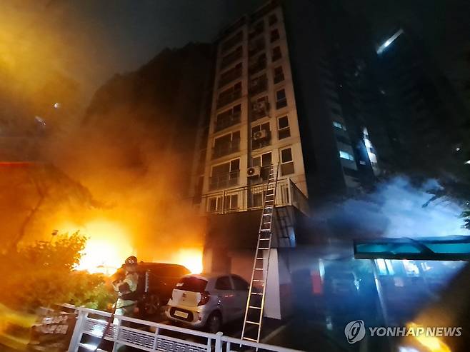 불길 치솟는 광명 아파트 (광명=연합뉴스) 17일 오후 경기 광명시 소하동 한 아파트 주차장에서 불이 나 3명이 심정지 상태로 병원에 옮겨졌다. 또 1명이 전신화상을 입고 2명이 연기를 마셔 치료받고 있다.
    사진은 불이 난 아파트. 2025.7.17 [경기도소방재난본부 제공. 재판매 및 DB 금지] stop@yna.co.kr