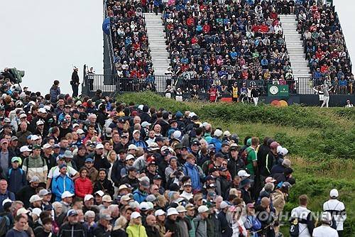 매킬로이의 티샷을 지켜보는 구름 관중. [로이터=연합뉴스]