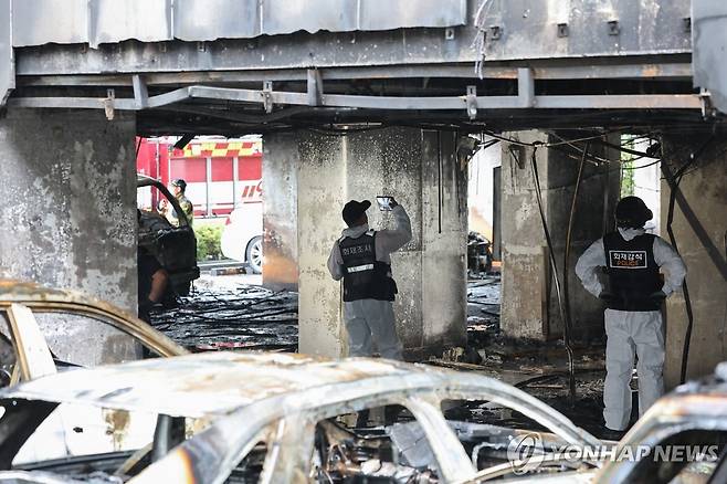화재 현장 살펴보는 관계자들 (광명=연합뉴스) 홍기원 기자 = 전날 주차장에서 발생한 화재로 다수의 인명피해가 발생한 경기도 광명시 소하동 한 아파트에서 18일 경찰과 소방 등 관계자들이 현장을 살펴보고 있다. 2025.7.18 xanadu@yna.co.kr