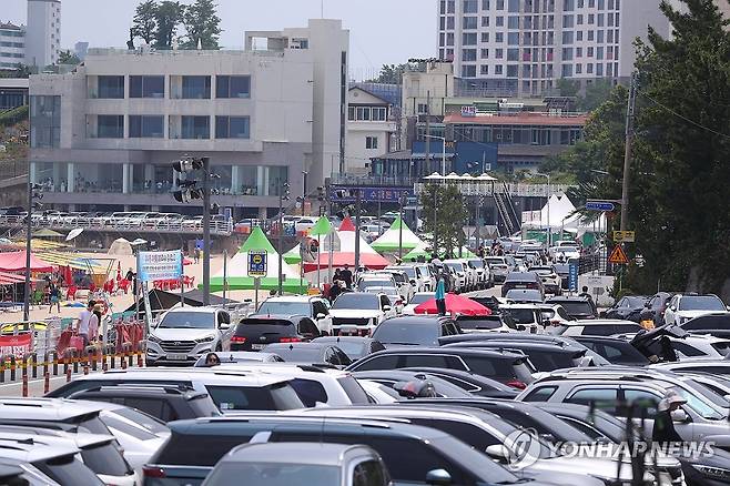 피서객 발길 이어지는 강원 고성 [연합뉴스 자료사진]