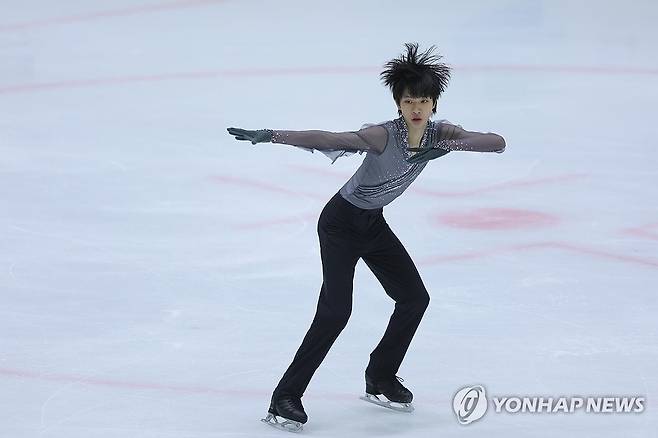 이재근 프리스케이팅 (의정부=연합뉴스) 임병식 기자 = 1일 의정부실내빙상장에서 열린 2024 KB금융 전국남녀 피겨스케이팅 회장배 랭킹대회 겸 국가대표 1차 선발전 프리스케이팅에서 이재근(수리고)이 연기를 펼치고 있다. 2024.12.1 andphotodo@yna.co.kr