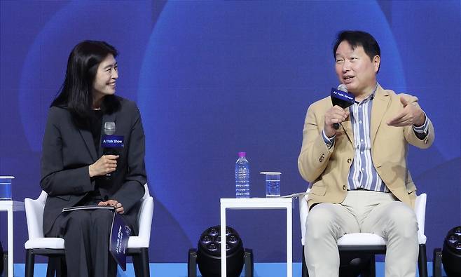 대한상의 하계포럼 AI 토크쇼에서 발언하는 최태원 대한상의 회장 사진 왼쪽부터 정신아 카카오 대표, 최태원 회장 [대한상의 제공. 재판매 및 DB 금지]