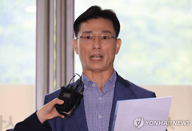 입장 밝히는 임성근 전 사단장 (서울=연합뉴스) 최재구 기자 = 임성근 전 해병대 1사단장이 지난달 26일 순직해병 수사 방해 의혹 사건을 수사하는 이명현 특검과 면담을 요청하며 서울 서초구 특검 사무실을 방문해 입장문을 읽고 있다. 2025.6.26 jjaeck9@yna.co.kr