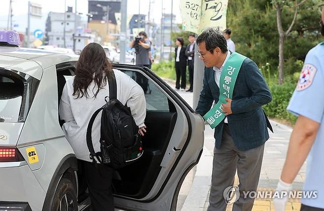 강릉솔향콜택시 홍보 나선 김홍규 강릉시장 [연합뉴스 자료사진]