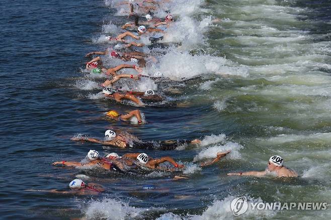 싱가포르 세계수영선수권대회 오픈워터스위밍 남자 5㎞ 경기 모습. [AP=연합뉴스]