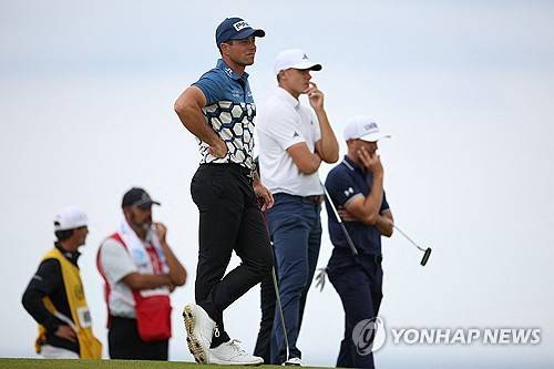 6번 홀 티샷을 기다리는 선수들. [AFP=연합뉴스]