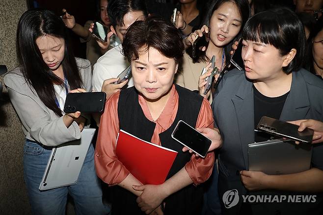 비대위 참석한 윤희숙 혁신위원장 (서울=연합뉴스) 김주성 기자 = 국민의힘 윤희숙 혁신위원장이 17일 서울 여의도 국회에서 열린 비상대책위원회의에 참석한 뒤 나와 취재진의 질문을 받고 있다. 윤 혁신위원장은 전날 나경원·윤상현·장동혁 의원과 송언석 비상대책위원장 겸 원내대표에게 거취 결정을 요구하는 인적쇄신안을 발표했다. 2025.7.17 utzza@yna.co.kr