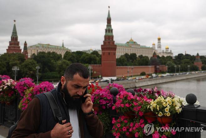 휴대전화 사용하는 모스크바의 한 남성 [타스=연합뉴스. 재판매 및 DB금지]