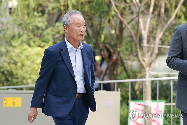 특검 출석하는 조성옥 전 삼부토건 회장 (서울=연합뉴스) 신현우 기자 = 조성옥 전 삼부토건 회장이 10일 피의자 신분으로 김건희 특검 조사를 받기 위해 서울 종로구 KT광화문빌딩 웨스트에 마련된 특검 사무실에 출석하고 있다. 2025.7.10 nowwego@yna.co.kr