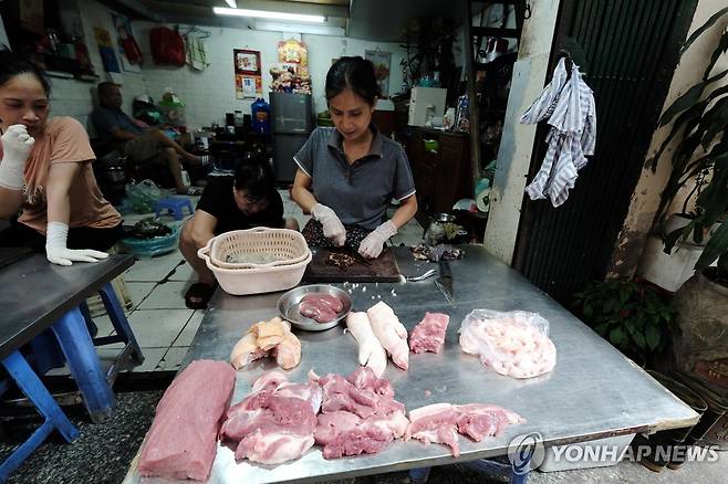 베트남 돼지고기 가게 베트남 하노이의 한 돼지고기 가게에서 종업원이 돼지고기를 손질하고 있다. 
[EPA 연합뉴스 자료사진. 재판매 및 DB 금지]