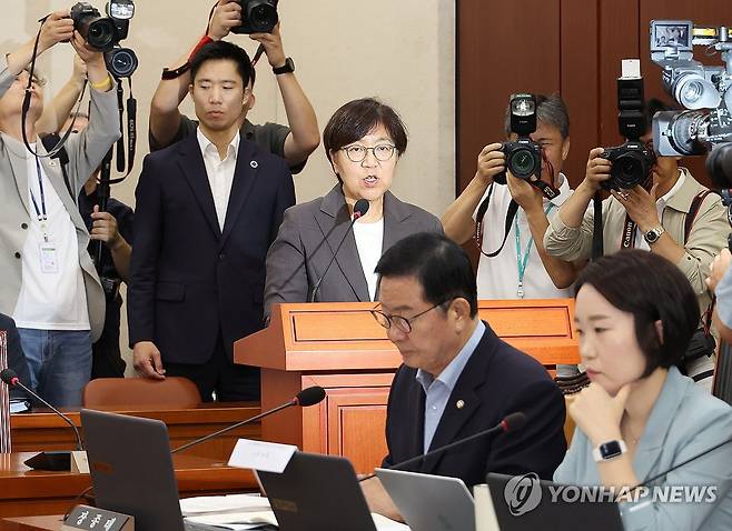 발언하는 정은경 복지부 장관 후보자 (서울=연합뉴스) 김주형 기자 = 정은경 보건복지부 장관 후보자가 18일 국회 보건복지위원회에서 열린 인사청문회에서 발언하고 있다. 2025.7.18 kjhpress@yna.co.kr