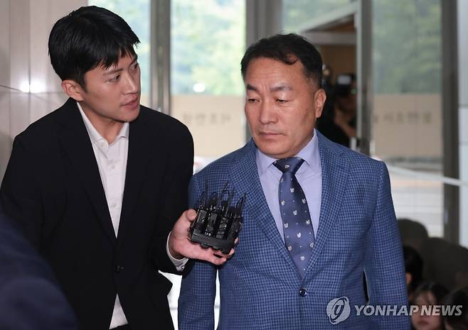 2차 소환조사 출석하는 김계환 전 해병대 사령관 (서울=연합뉴스) 김인철 기자 = 김계환 전 해병대 사령관이 채상병 사건 수사방해 의혹 관련 2차 조사를 받기 위해 지난 17일 서울 서초구 순직해병특검 사무실로 향하고 있다. 2025.7.17 yatoya@yna.co.kr