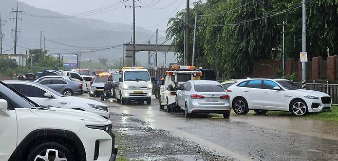 울산지역 호우특보가 발효된 19일 울산 울주군 언양읍의 한 아파트 단지 인근 주차장에서 침수 피해를 입은 차량이 견인되고 있다. 최지원 기자