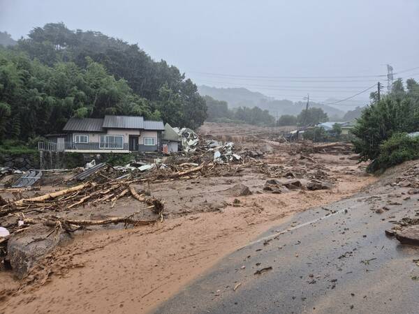 19일 내린 폭우로 산청군 산청대로 1766번길 인근에서 산사태가 발생, 토사가 도로를 덮고 있다.&nbsp; /경남소방본부