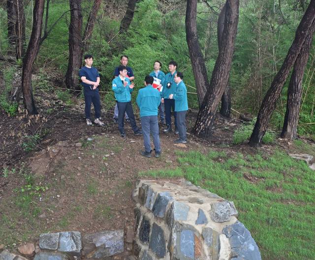 김정기 대구시장 권한대행이 18일 오후 대구 북구 함지산 산불로 인한 산사태 위험 지역을 점검하고 있다. 대구시 제공.