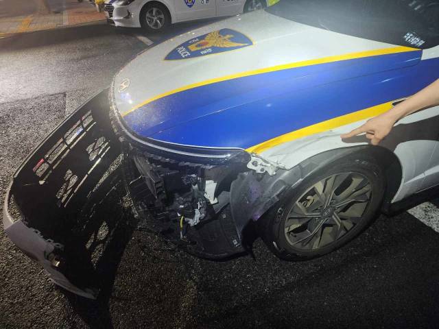 지난 18일 부산에서 음주운전을 한 30대 남성이 도주 전 들이받은 경찰차. 부산경찰청 제공