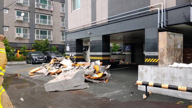 19일 부산 강서구 대저동 한 빌라 외벽 외장재가 바닥에 떨어져 있다. 부산소방재난본부 제공