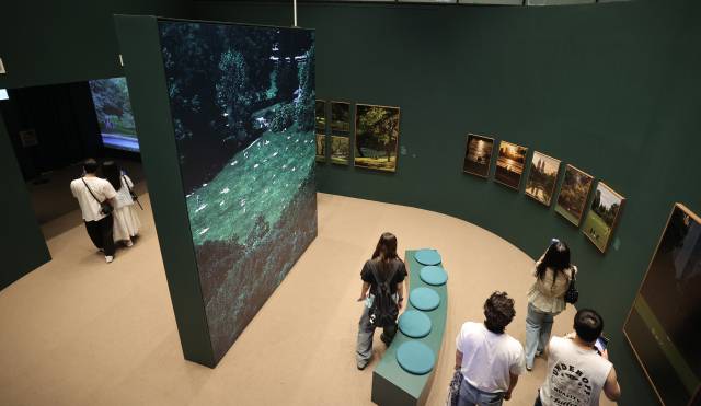 KT&G 상상마당 부산은 아티스트와 소비자가 함께 만들어가는 ‘문화예술 브리지’ 역할이 크다. 사진은 상상마당 부산 갤러리에서 지난달 5일부터 열리고 있는 어반 포토그래퍼 이경준의 사진전 '원 스텝 어웨이'인데, 수많은 관람객이 이 공간을 찾아서 문화예술을 즐김으로써 비로소 그 역할이 완성되는 듯하다. 이재찬 기자 chan@