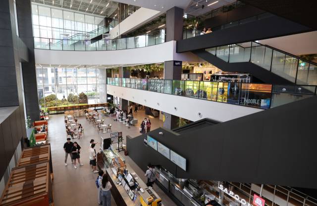 1~4층의 높은 층고를 자랑하는 KT&G 상상마당 부산 실내 전경. 이재찬 기자 chan@