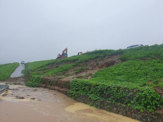 의령 부림면 대곡1배수장 옆 제방이 유실돼 응급복구했다./의령군/