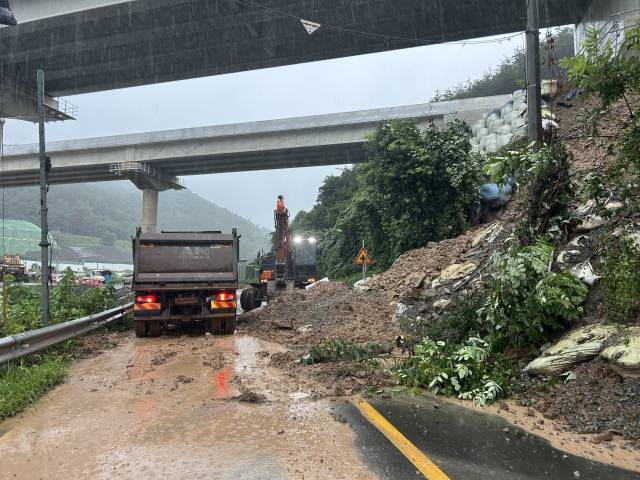 의령군 낙서면 군도 5호선에 산사태가 발생해 응급복구작업을 하고 있다./의령군/