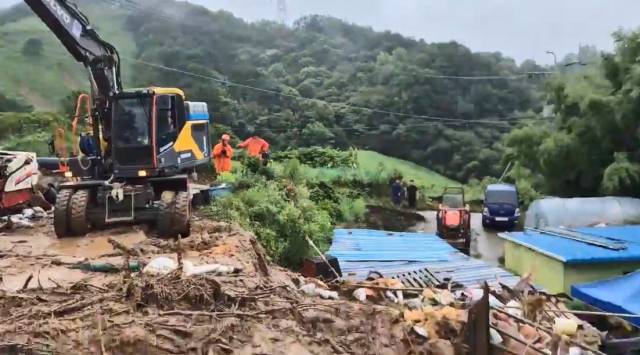 19일 오후 산청군 산청읍 부리마을에서 주택이 무너져 거주자가 실종됐다는 신고가 접수돼 소방대원들이 굴착기를 동원해 수색 중이다./경남소방본부/