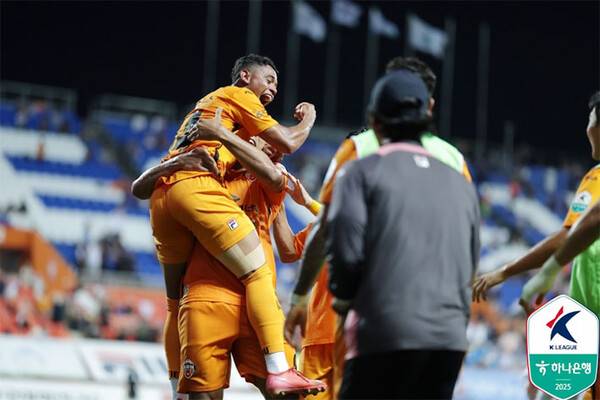 19일 오후 7시 제주월드컵경기장에서 열린 제주SK와 FC안양의 K리그1 2025 22라운드 경기에서 후반 33분 유리 조나탄의 골이 터지자, 어시스트를 기록한 페드링요와 유리 조나탄이 기뻐하고 있다 (사진=한국프로축구연맹)