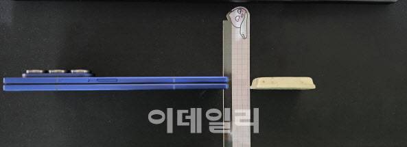 갤럭시 Z폴드7과 킷캣 두께 비교(사진=윤정훈 기자)