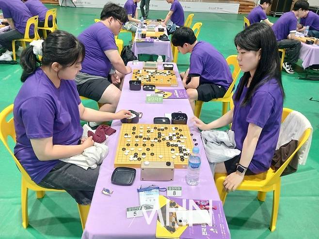 대학생들이 신안군의 대표 색깔인 보라색 옷을 입고 한 판의 승부를 벌이고 있다.(사진 MHN 엄민용 선임기자)