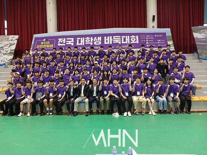 대회에 참가한 선수들과 관계자들이 기념사진을 찍고 있다.(사진 MHN 엄민용 선임기자)