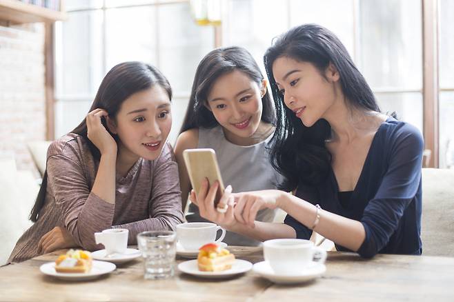 좋은 친구와의 유대 관계를 유지하는 것은 건강한 장수에 도움이 되는 방법 중 하나로 꼽힌다. [사진=게티이미지뱅크]